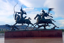 /shared/upload/IMAGES/Galery/Tuva-2023/monument-tsentra-asii-0-wd-marked.jpg